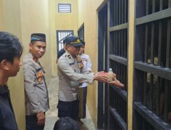 Sat Tahti Polres Konut Berbagi Takjil dengan Para Tahanan