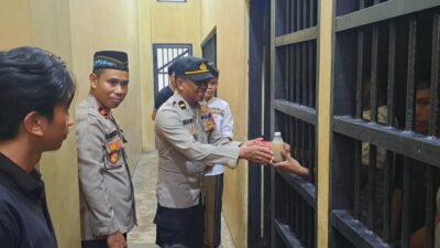 Sat Tahti Polres Konut Berbagi Takjil dengan Para Tahanan