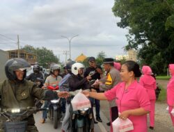 Detasemen Gegana Brimob Polda Sultra dan Bhayangkari Bagikan Ratusan Takjil ke Pengguna Jalan
