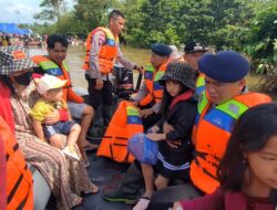 Brimob Polda Sultra Evakuasi Warga Terdampak Banjir di Desa Linomoyo