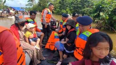 Brimob Polda Sultra Evakuasi Warga Terdampak Banjir di Desa Linomoyo