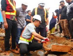 Fondasi Pendidikan Dimulai! Bupati Konawe Utara Letakkan Batu Pertama Relokasi SDN 03 Lasolo Kepulauan