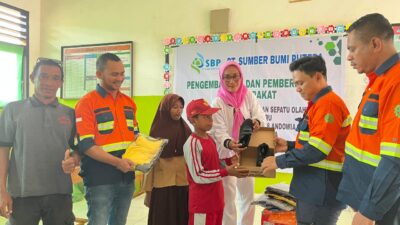 Bukti Kepedulian Sosial: PT SBP Salurkan Seragam Sekolah Untuk Anak-anak Andowia