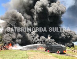 Ledakan Picu Kebakaran Hebat, Brimob Sultra Kerahkan Dua Water Cannon Padamkan Ribuan Ban Bekas