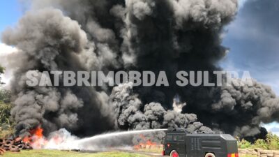 Ledakan Picu Kebakaran Hebat, Brimob Sultra Kerahkan Dua Water Cannon Padamkan Ribuan Ban Bekas