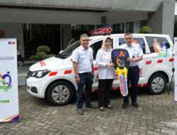 Dukung Peningkatan Kualitas Kesehatan Masyarakat, KAI Daop 8 Surabaya Serahkan Bantuan Ambulans
