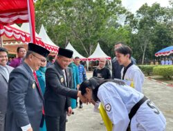 Peringatan Sumpah Pemuda 2025, Dua Atlet Taekwondo Konawe Terima Bonus Puluhan Juta dari Bupati Yusran