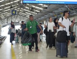 Ratusan Porter Hadir di Angkutan Lebaran 2026 Berikan Kenyamanan di Daop 2 Bandung