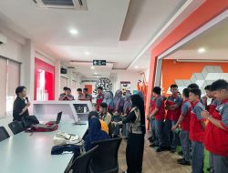 150 Siswa SMK Telkom Makassar Kunjungi Telkom AI Center