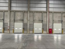 Jenis dan Kegunaan Industrial Door dan Dock Leveler dalam Industri