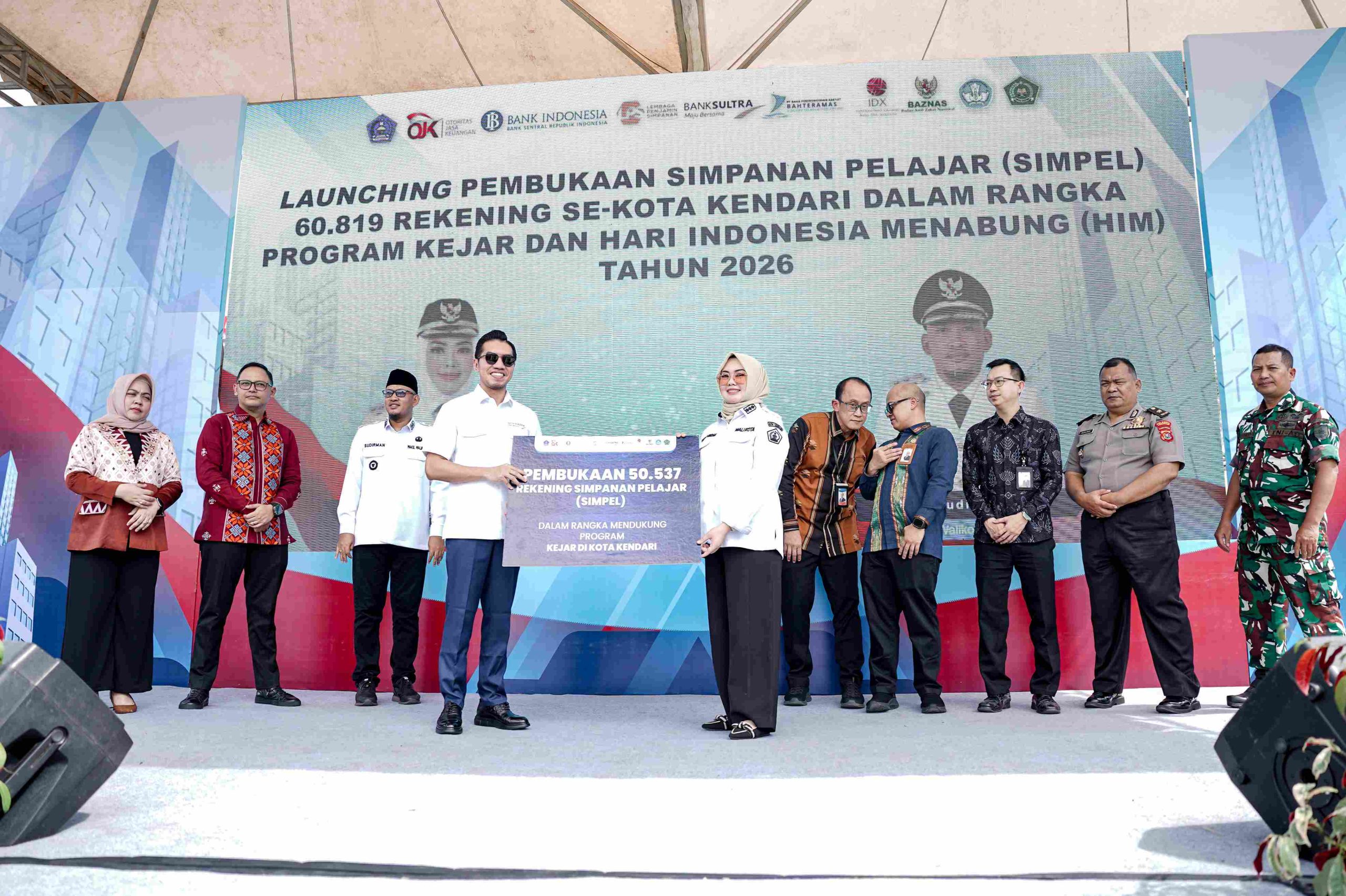Bersama Pemerintah Kota Kendari, Bank Sultra berkolaborasi mewujudkan budaya menabung sejak dini melalui pembukaan puluhan ribu Rekening Simpanan Pelajar (SimPel).